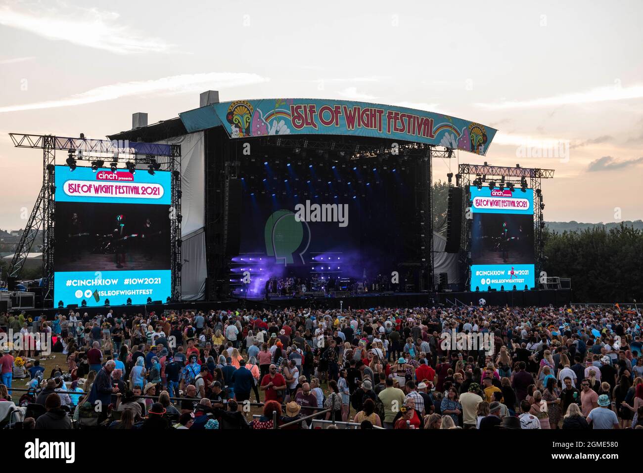 Newport, Isla de Wight, Reino Unido, Viernes, 17th de septiembre de 2021 Vista de la MainStage como el sol se pone en el festival de la Isla de Wight Seaclose Park. Crédito: DavidJensen / Empics Entertainment / Alamy Live News Foto de stock