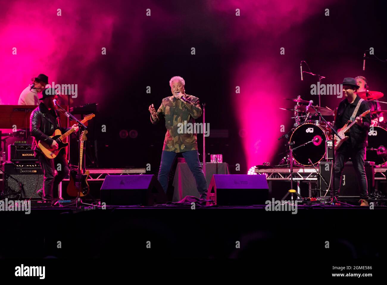 Newport, Isla de Wight, Reino Unido, Viernes, 17th de septiembre de 2021 Tom Jones actúa en directo en el festival Seaclose Park de la Isla de Wight. Crédito: DavidJensen / Empics Entertainment / Alamy Live News Foto de stock