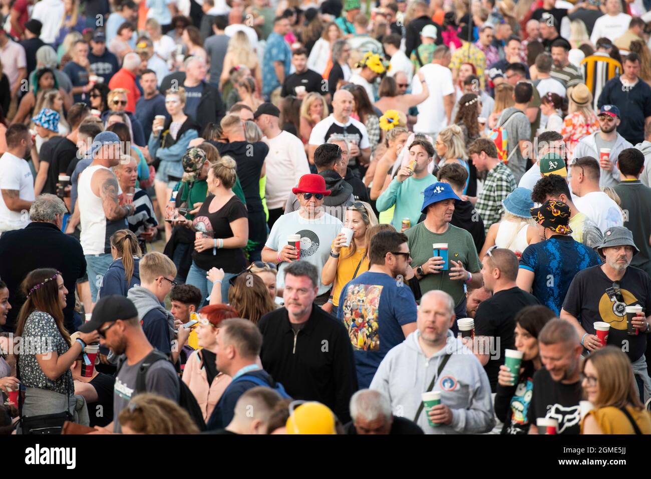 Newport, Isla de Wight, Reino Unido, viernes 17th de septiembre de 2021 Vista de la multitud MainStage en el festival de la Isla de Wight Seaclose Park. Crédito: DavidJensen / Empics Entertainment / Alamy Live News Foto de stock