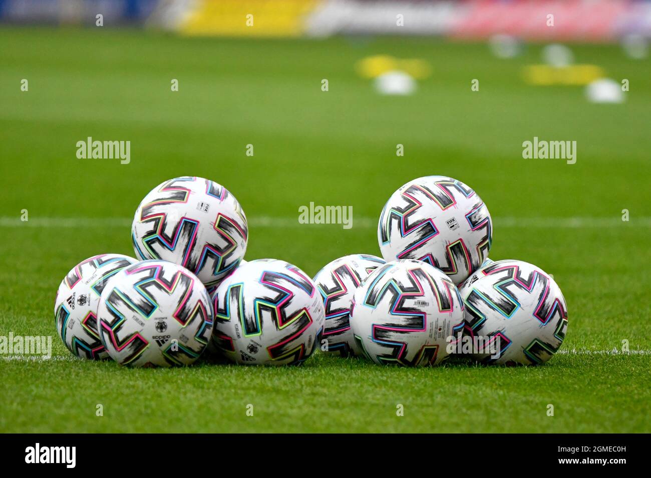 Llanelli, Gales. 17 de septiembre de 2021. Una colección de balones Adidas  uniforia listos para el calentamiento previo al partido antes del grupo de  clasificación FIFA Women's World Cup 2023 que dispute