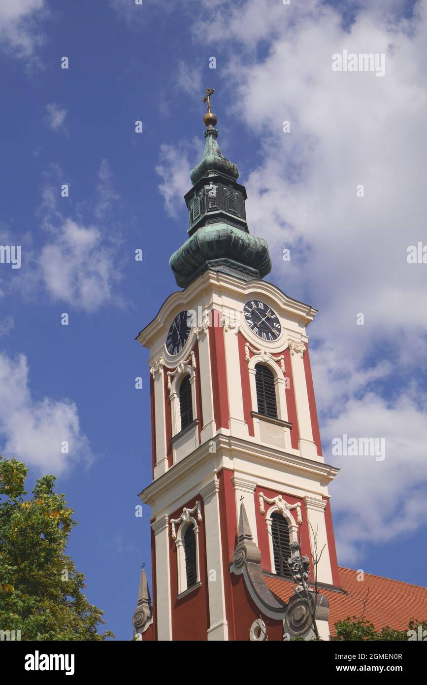 La torre roja de la Catedral Ortodoxa de Belgrado (Belgrad szekesegyhaz), Szentendre, cerca de Budapest, Hungría Foto de stock