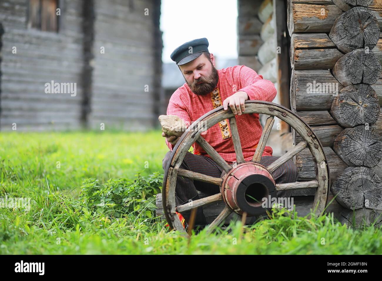 Rituales eslavos tradicionales de estilo rústico. Al aire libre en verano.  Granja de pueblo eslavo. Campesinos en elegantes batas Fotografía de stock  - Alamy