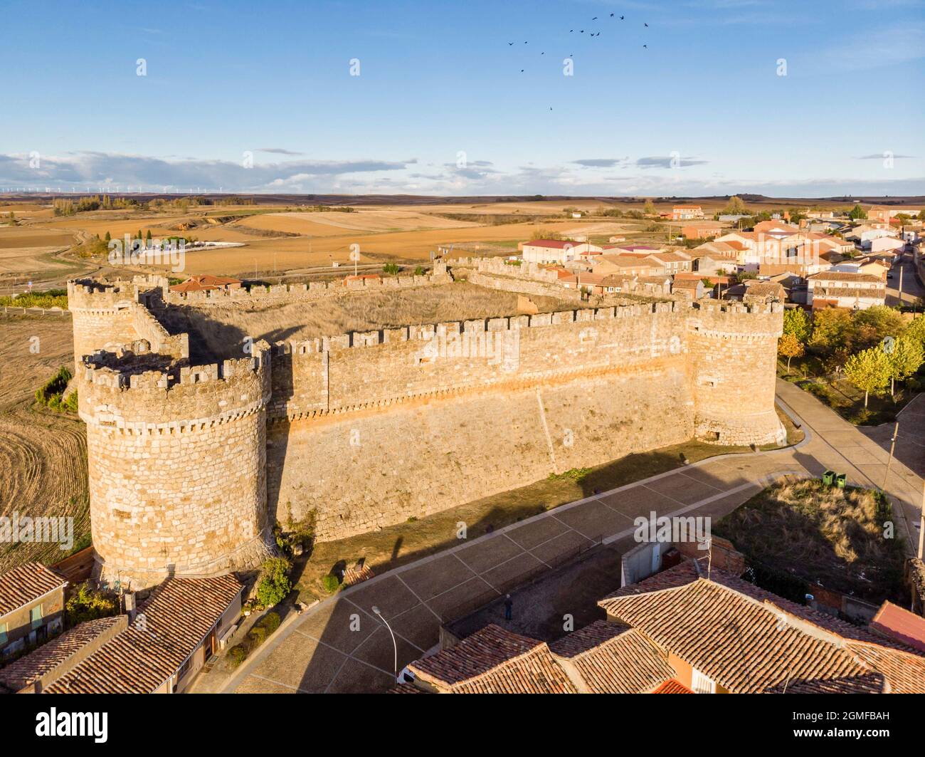 Castillo de Grajal de Campos, construcción militar del siglo 16th sobre los restos de otro castillo anterior del siglo 10th, castilla y León, España. Foto de stock