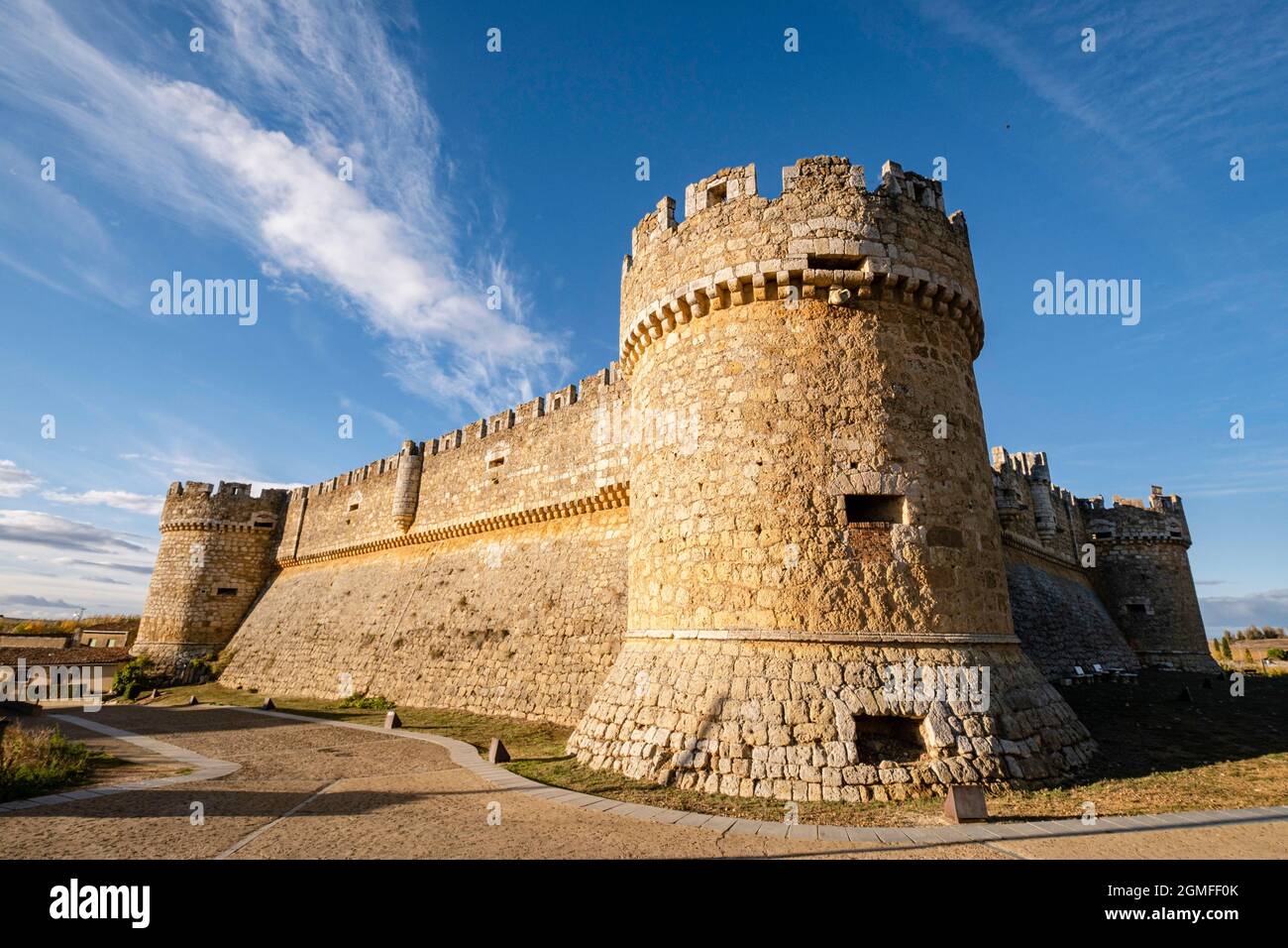 Castillo de Grajal de Campos, construcción militar del siglo 16th sobre los restos de otro castillo anterior del siglo 10th, castilla y León, España. Foto de stock