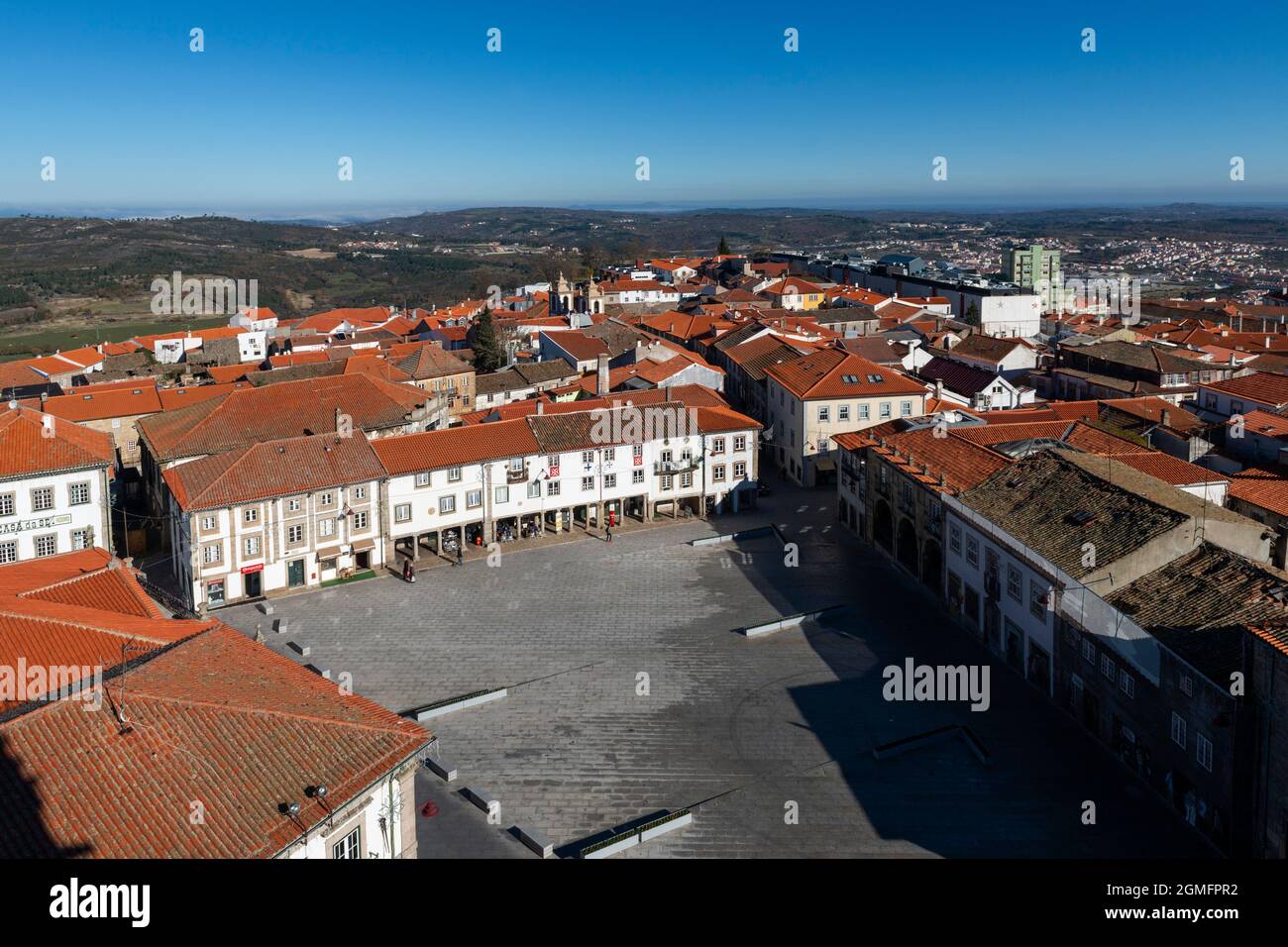 Guarda, Portugal - 28 de noviembre de 2015: Vista de la Plaza Luis de Camoes (también kown como Praca Velha) en el centro histórico de la ciudad de Guarda, Portu Foto de stock