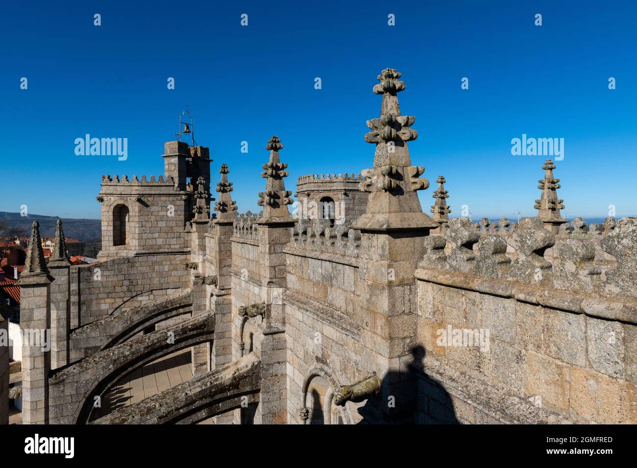 Detalle de la azotea de la Catedral de Guarda (SE da Guarda) en la ciudad de Guarda, Portugal. Foto de stock