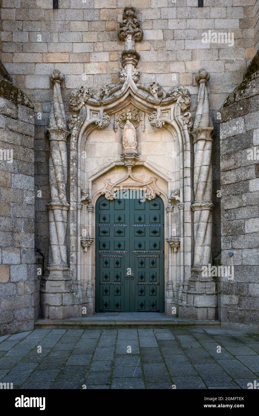 Detalle de la entrada principal de estilo manuelino de la Catedral de Guarda (SE da Guarda) en la ciudad de Guarda, Portugal. Foto de stock