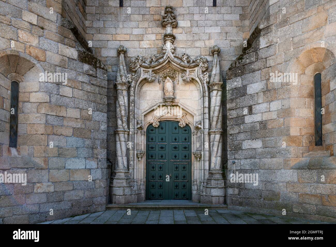 Detalle de la entrada principal de estilo manuelino de la Catedral de Guarda (SE da Guarda) en la ciudad de Guarda, Portugal. Foto de stock