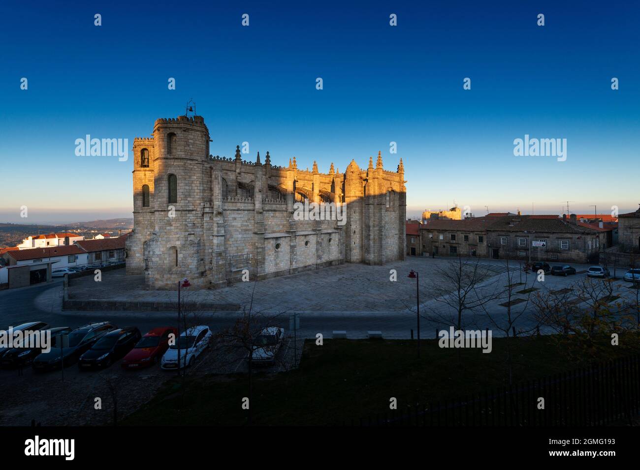Guarda, Portugal - 28 de noviembre de 2015: La Catedral de Guarda (SE da Guarda) en el centro histórico de la ciudad de Guarda, Portugal Foto de stock