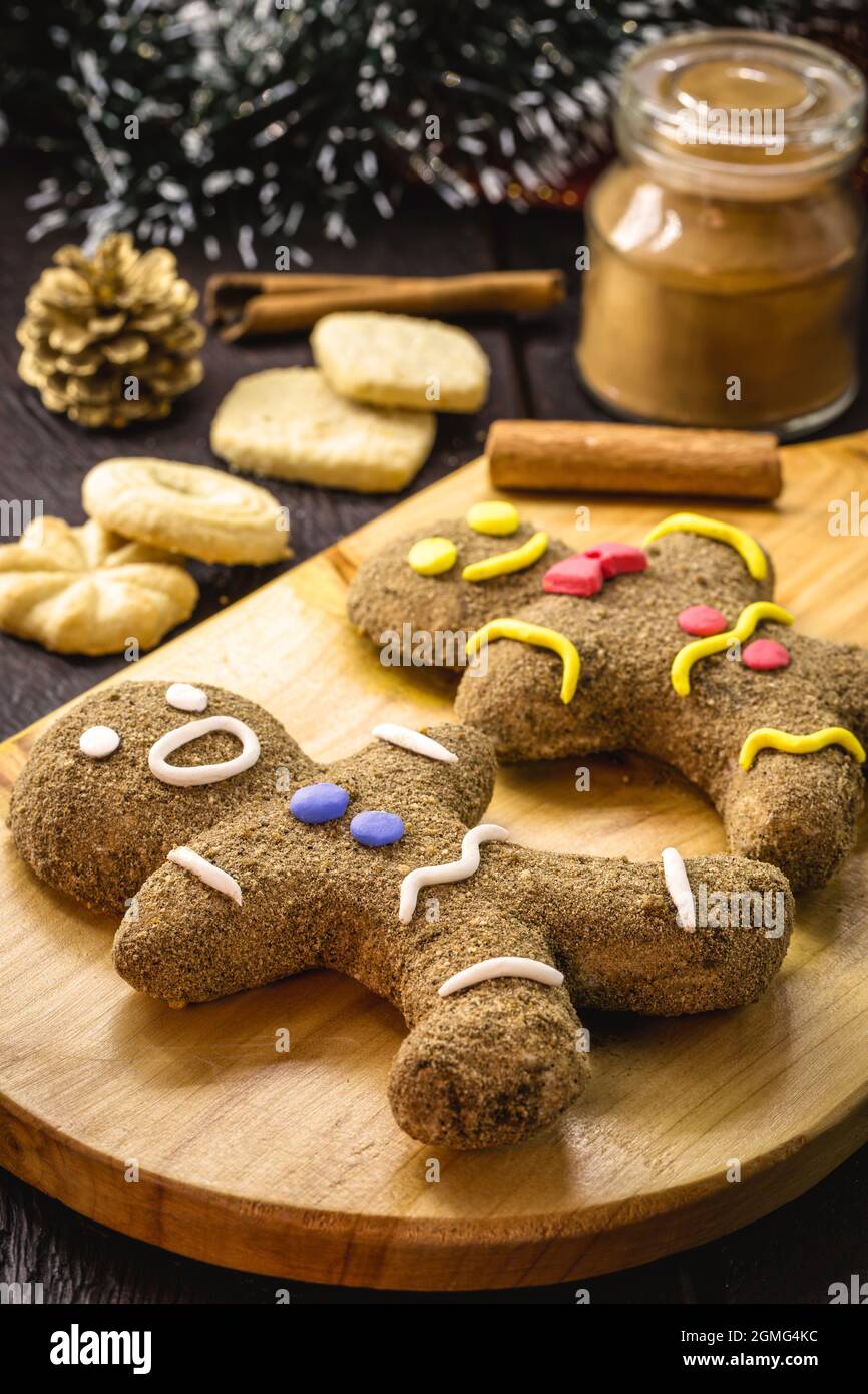 Pan de jengibre casero que se cocinan galletas de Navidad del hombre,  dulces de Navidad Fotografía de stock - Alamy