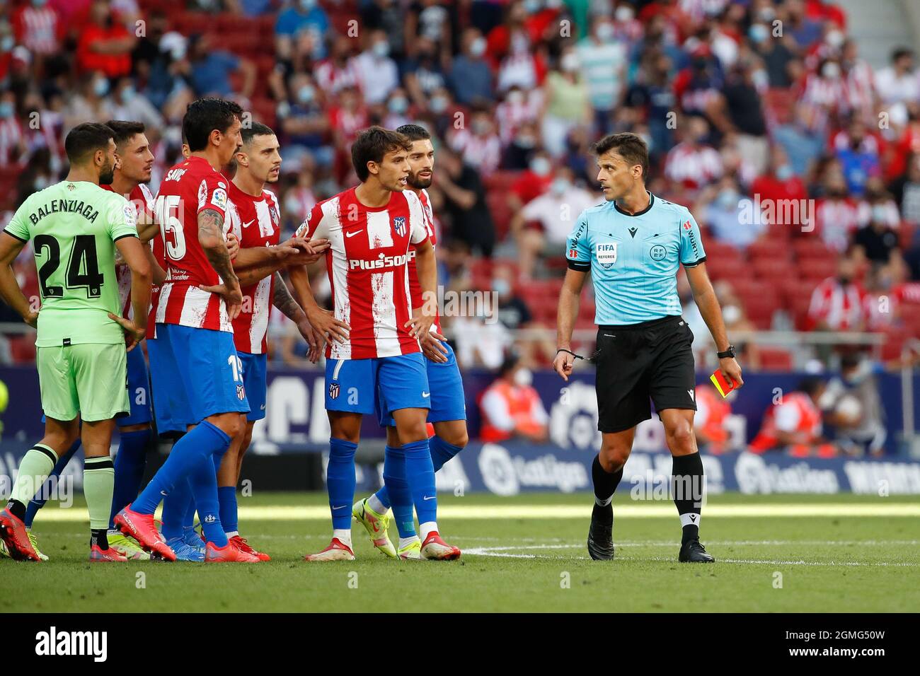 El árbitro muestra la tarjeta a Joao Felix del Atlético de Madrid durante el partido La Liga entre Atlético de Madrid y el Athletic Club Bilbao en el estadio