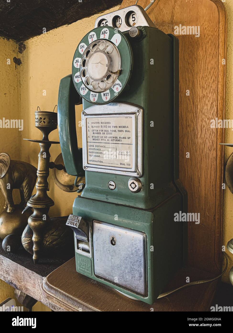 Antiguo teléfono moneda, teléfono verde y portavelas en la pared de  Hacienda del Labrador en la ciudad de Ues, Sonora, México. Estado real,  Hacienda Labrador, historia, Ranchos y haciendas de México, estilo