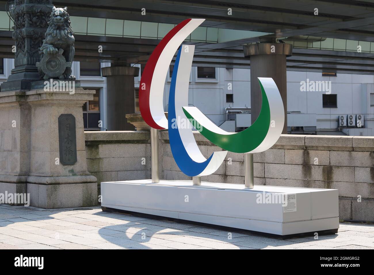 Un monumento de símbolo paralímpico junto a una estatua de un león en el puente Nihonbashi de Tokio durante las Paralímpicas de Tokio Foto de stock