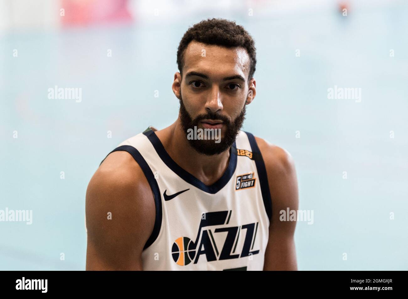 Rudy Gobert, centro del equipo de la NBA Utah Jazz y el equipo nacional de  Francia, responde a las preguntas de los jóvenes jugadores de baloncesto  durante un taller de entrenamiento sobre