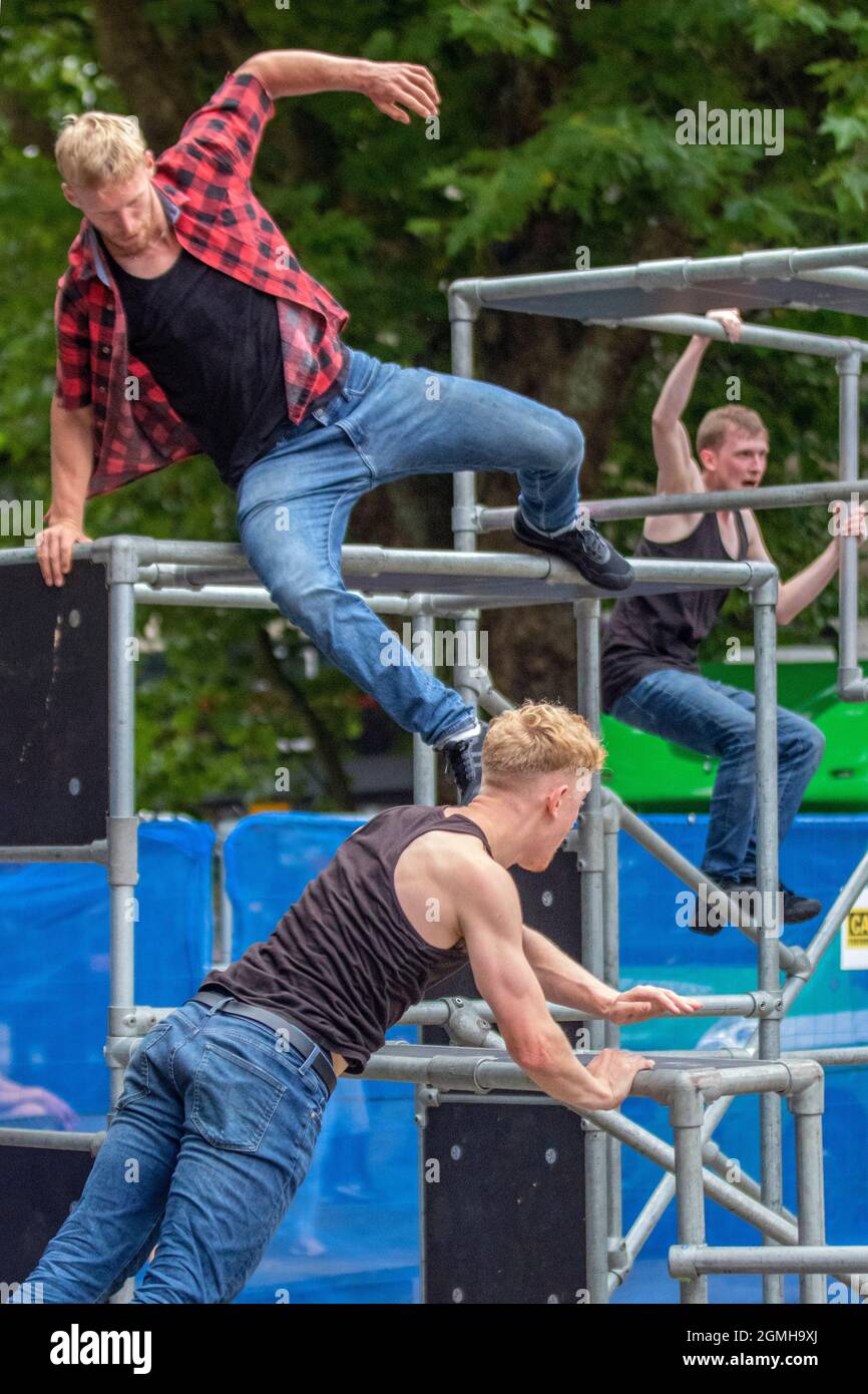 Justice in Motion, Lancashire Encounter Acróbatas de parkour con chaquetas  de alta visibilidad o gilets entretienen a las multitudes. Parkour  (francés: Es una disciplina de entrenamiento donde los practicantes  (llamados traceurs) buscan