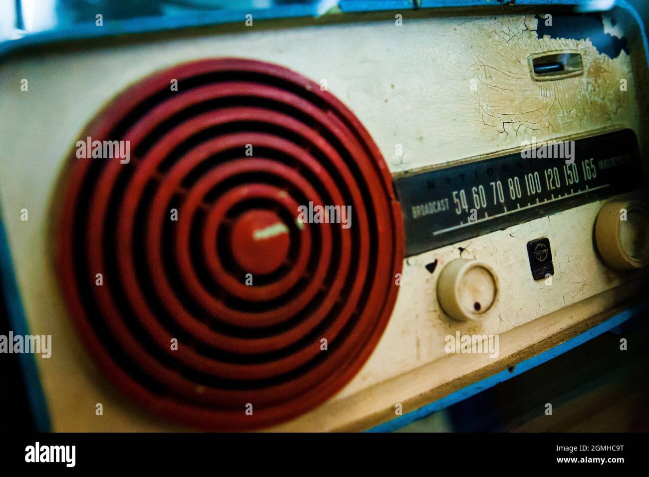 Araña de tela en embudo emocionante Aflojar Una radio de 1960s mantel en el Salón Histórico y Cultural del Comité  Rural, un museo popular en Tai O, Isla Lantau, Hong Kong Fotografía de  stock - Alamy