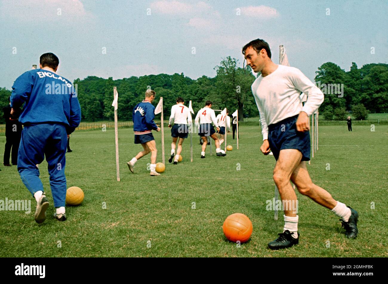 Foto del archivo fechada el 15-06-1966 de Jimmy Greaves de Inglaterra pasa a través de un conjunto de polos junto con varios otros possibles para el equipo de la Copa del Mundo de Inglaterra. Fecha de emisión: Domingo 19 de septiembre de 2021. Foto de stock