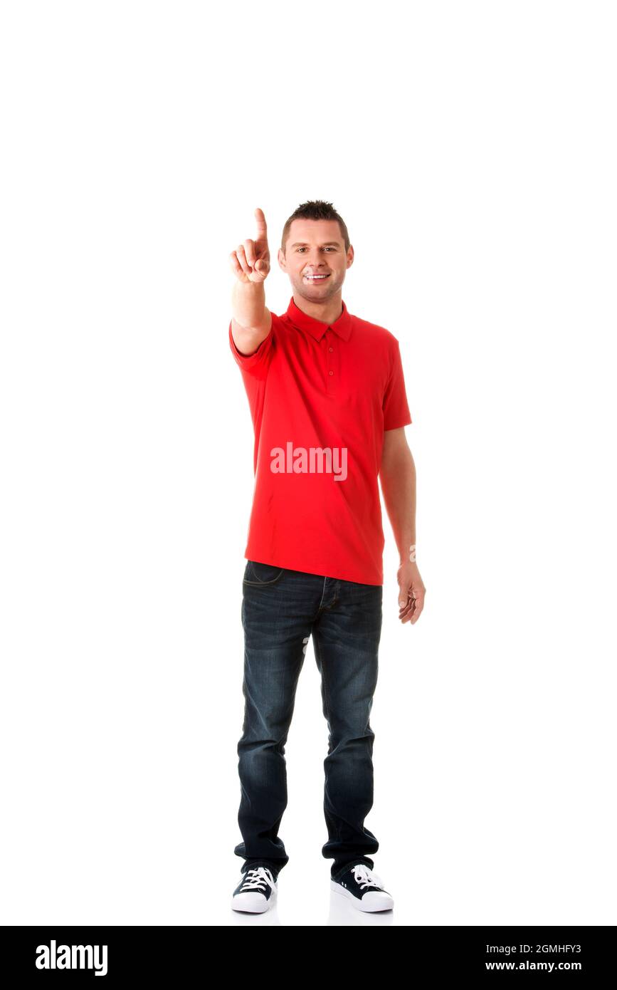 Un hombre con una camiseta roja que muestra el número 1 sobre un fondo blanco Foto de stock