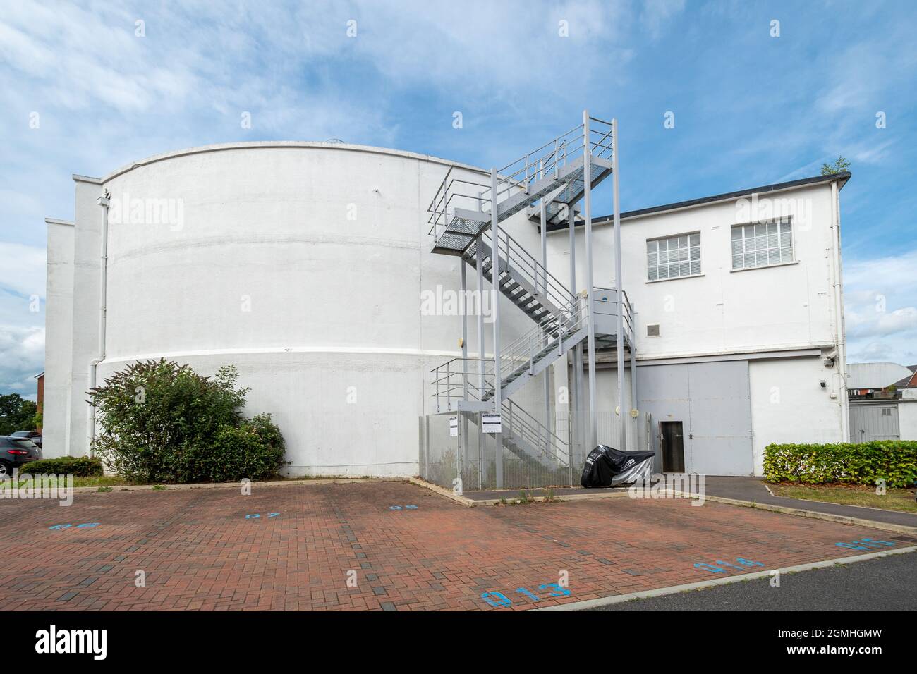 El edificio Farnborough Centrifuge, una centrífuga de transporte de personas utilizada para la investigación y la formación por el Instituto de Medicina de la Aviación RAF, Hampshire, Reino Unido Foto de stock