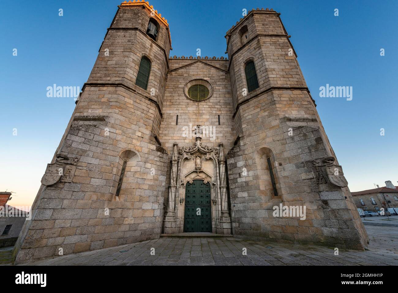 Vista de la entrada principal de estilo manuelino de la Catedral de Guarda (SE da Guarda) en la ciudad de Guarda, Portugal. Foto de stock