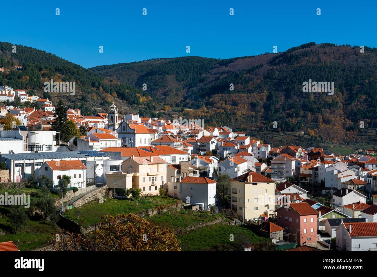 Vista del pueblo de Manteigas, en el Parque Natural Serra da Estrela, en Portugal. Foto de stock