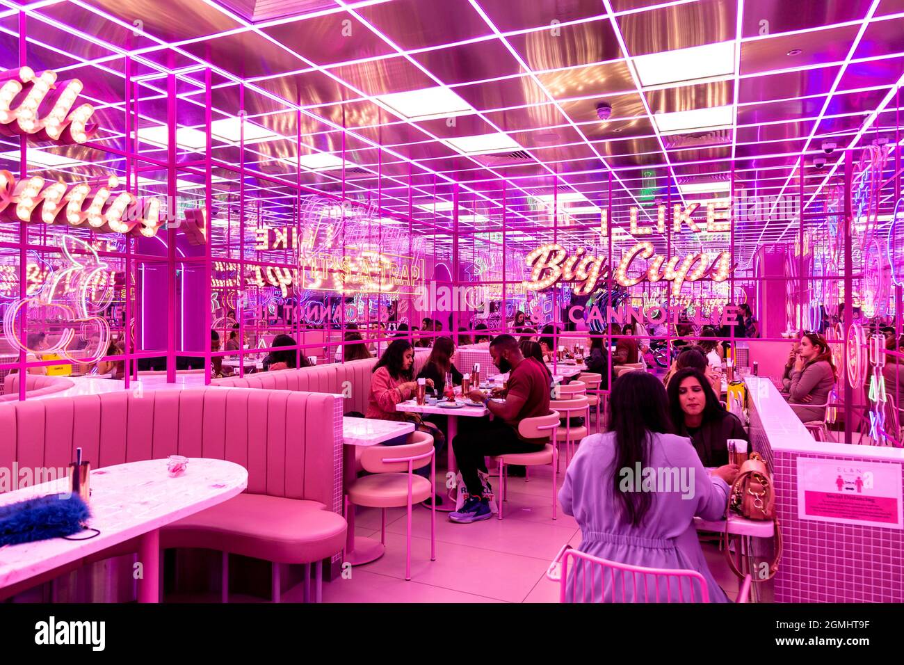 Interior retro de color rosa espejado con señales de luz en el café EL&N Soho, Londres, Reino Unido Foto de stock