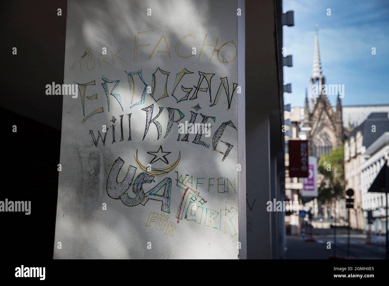 Anti Erdogan graffiti en la ciudad cerca de la catedral, Colonia, Alemania. Traducción: Erdogan quiere la guerra Anti Erdogan Graffiti in der Innenstadt nahe Foto de stock