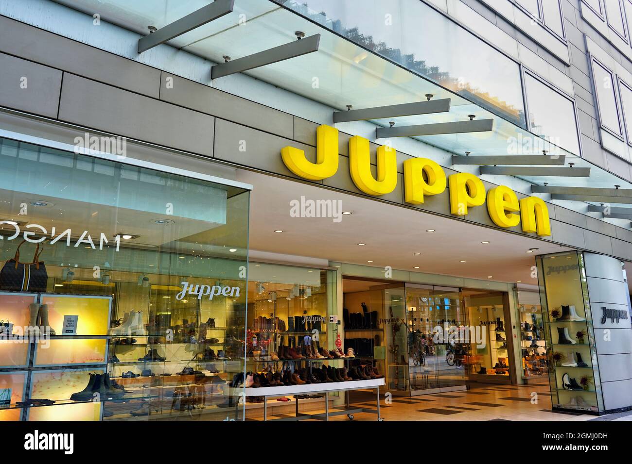 Tienda de zapatos alemana Juppen en Schadowstraße en Düsseldorf.  Schadowstraße es una de las calles comerciales más frecuentadas de Alemania  Fotografía de stock - Alamy