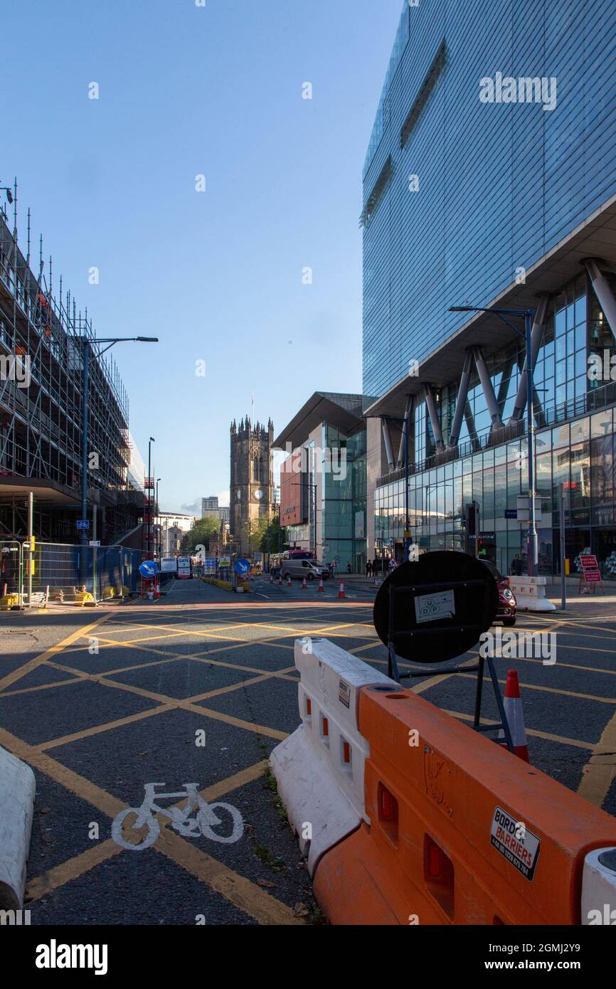 Mirando hacia el este por Deansgate hacia la Catedral de Manchester, Gran Manchester Reino Unido Foto de stock