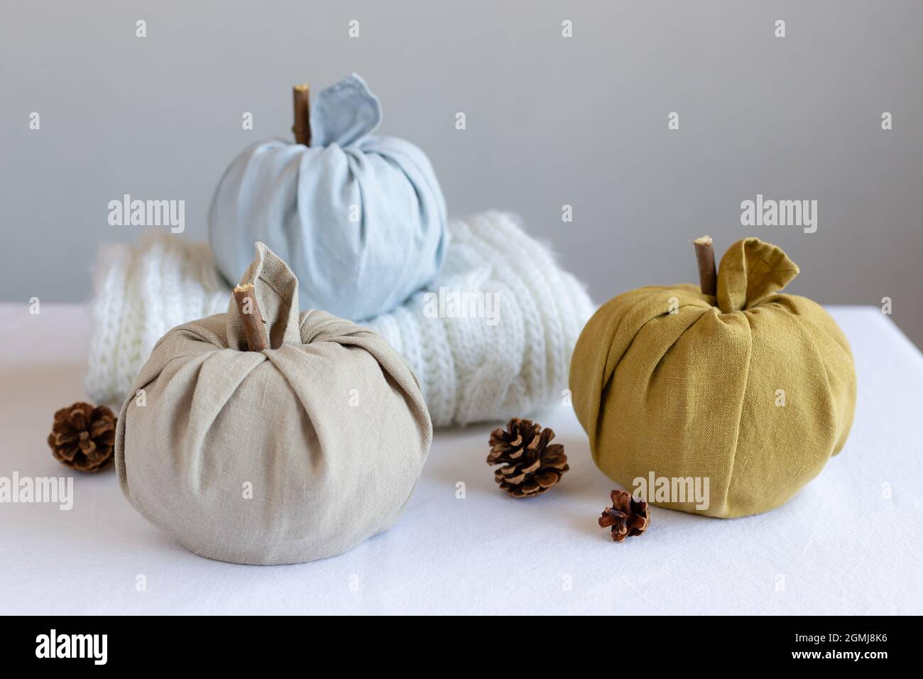 varias calabazas de tela para las decoraciones caseras del otoño Foto de stock