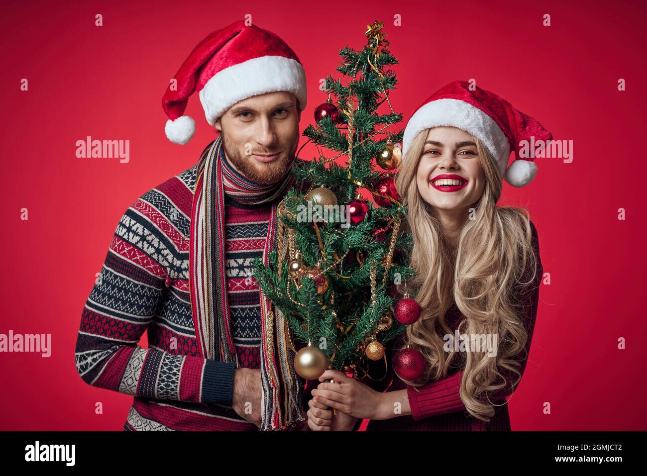 lindo matrimonio pareja en año nuevo ropa de vacaciones estudio de navidad Fotografía de stock - Alamy lindo matrimonio pareja en año nuevo ropa de vacaciones estudio de navidad Fotografía de stock - Alamy