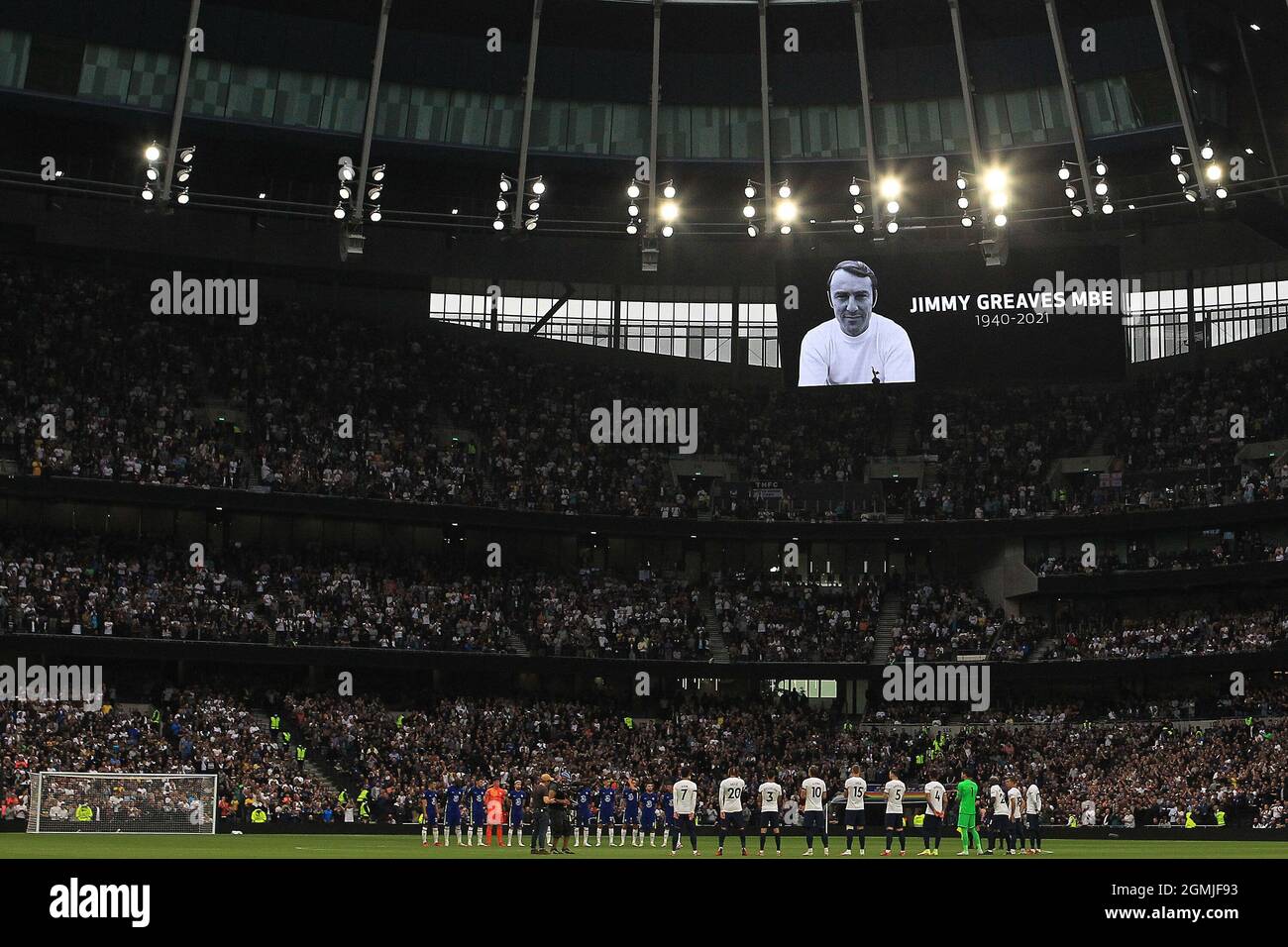 Londres, Reino Unido. 19th de Sep de 2021. Los jugadores de Tottenham y  Chelsea observan un minuto de aplausos en homenaje a Sir Jimmy Greaves, que  falleció esta mañana. Partido de la