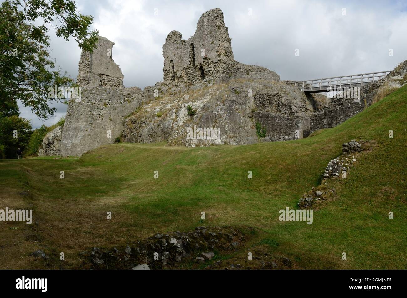 Castillo de Montgomery Castell Trefaldwyn se encuentra en una colina rocosa sobre la ciudad de Montgomery powys Wales Reino Unido Foto de stock