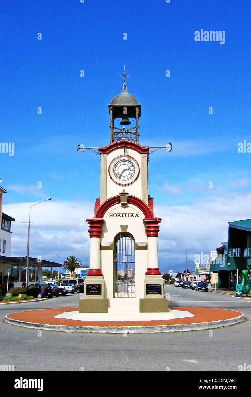 El emblemático monumento de la torre del reloj en el cruce de las calles Sewell y Weld en Hokitika, Distrito de Westland, Costa Oeste, Isla del Sur, Nueva Zelanda. La torre del reloj Boer War and Coronation Memorial se inauguró en 1903. Foto de stock