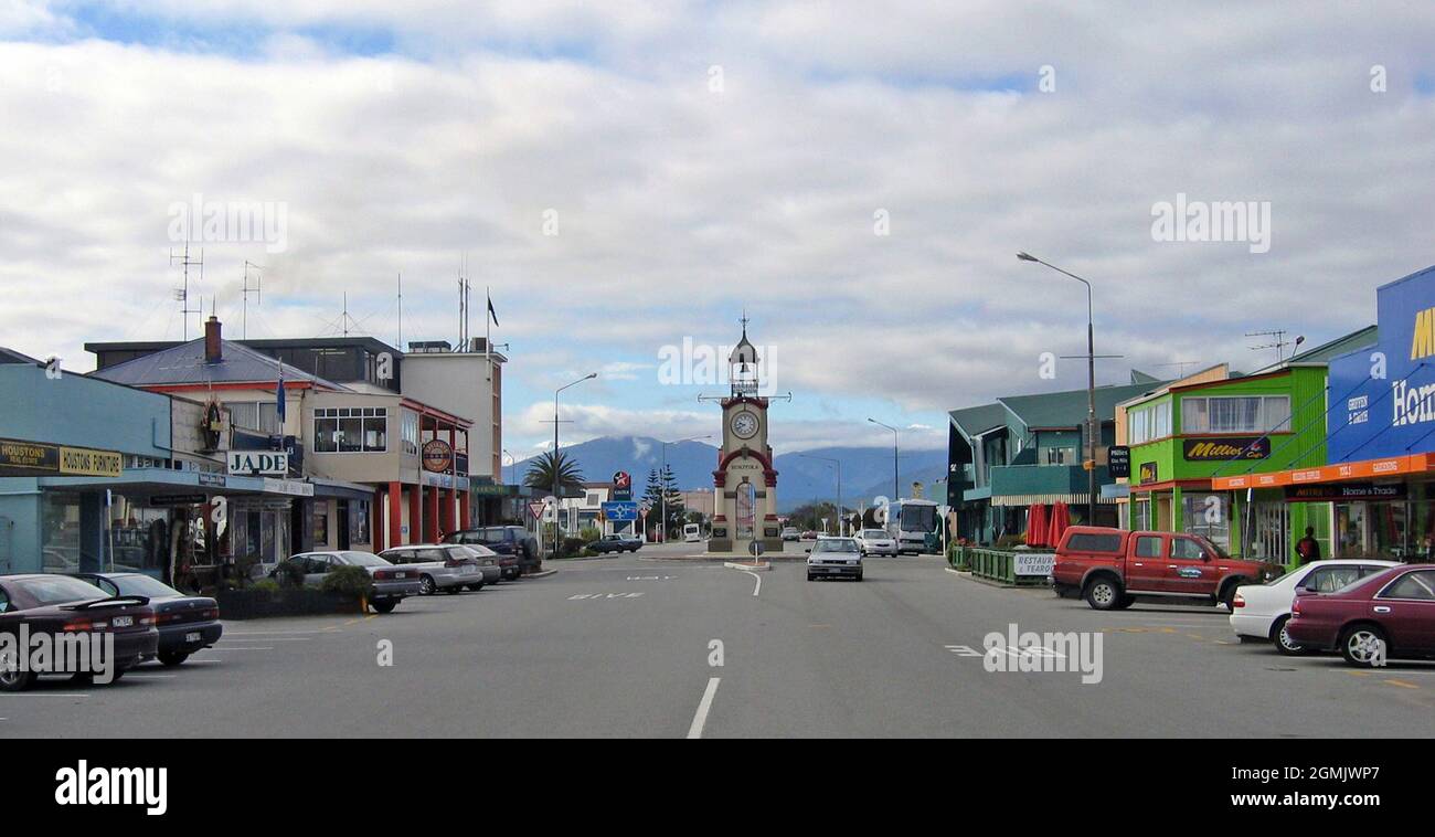 Una vista hacia abajo de la calle Weld en Hokitika, Nueva Zelanda, incluye el histórico campanario en la rotonda de Sewell. Fundada en 1864, Hokitika, ubicada en la costa oeste de la isla sur, atrajo a gente durante la fiebre del oro y ahora atrae a turistas. Foto de stock