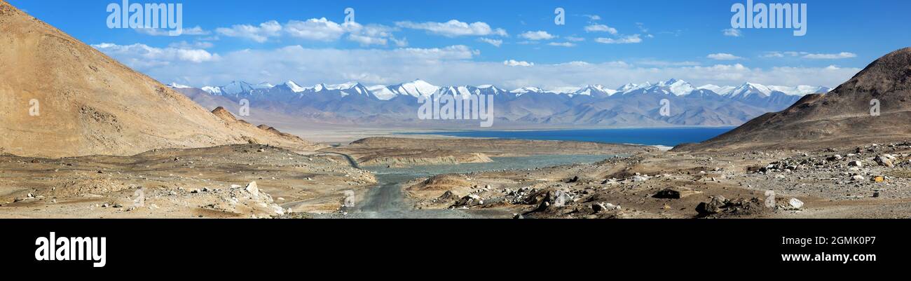 Pamir autopista o pamirskij trakt cerca de KaraKul pueblo y lago. Lago KaraKul. Paisaje alrededor de la carretera Pamir M41 carretera internacional, Pamir montañas i Foto de stock