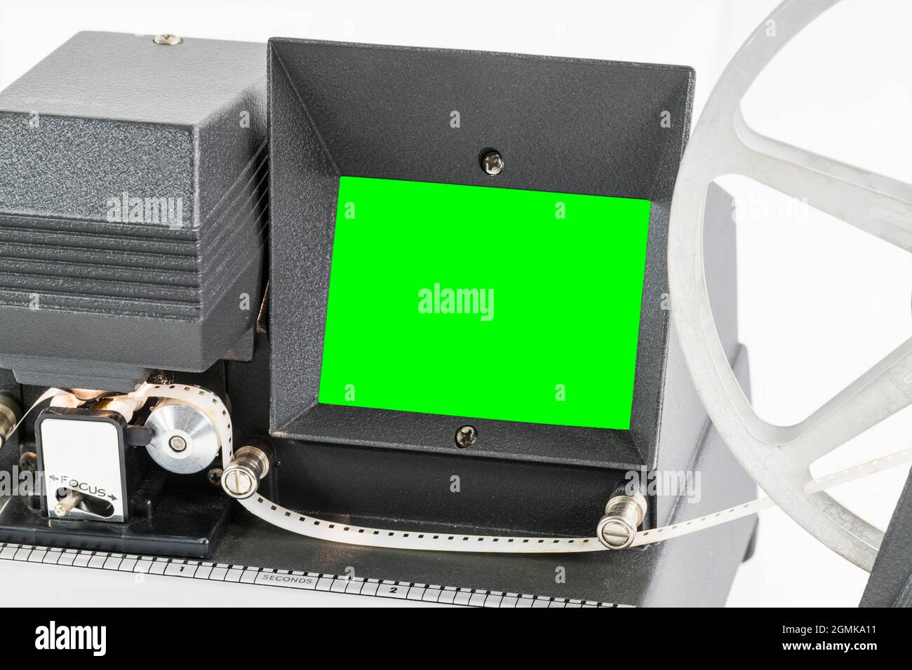 Antigua máquina editora de película vintage 8mm con pantalla verde croma. Foto de stock