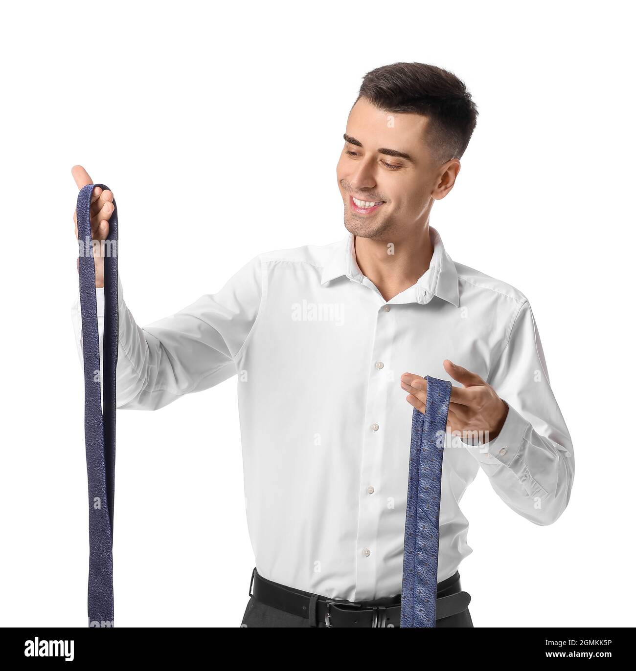 Hombre joven con corbatas sobre fondo blanco Fotografía de stock - Alamy