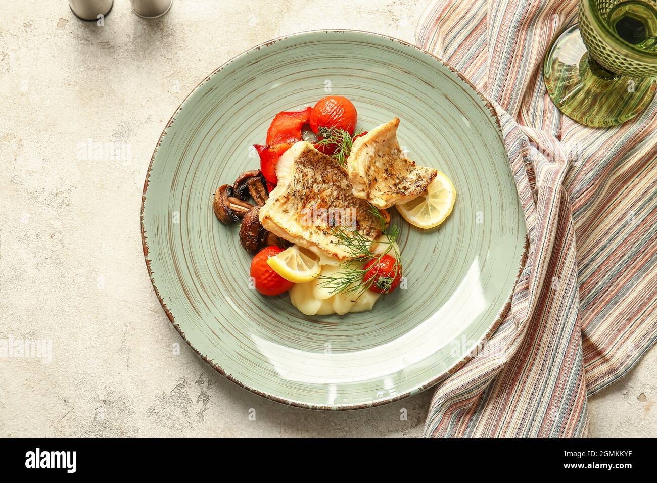 Plato con sabroso filete de bacalao al horno, verduras y puré de patatas  sobre fondo claro Fotografía de stock - Alamy