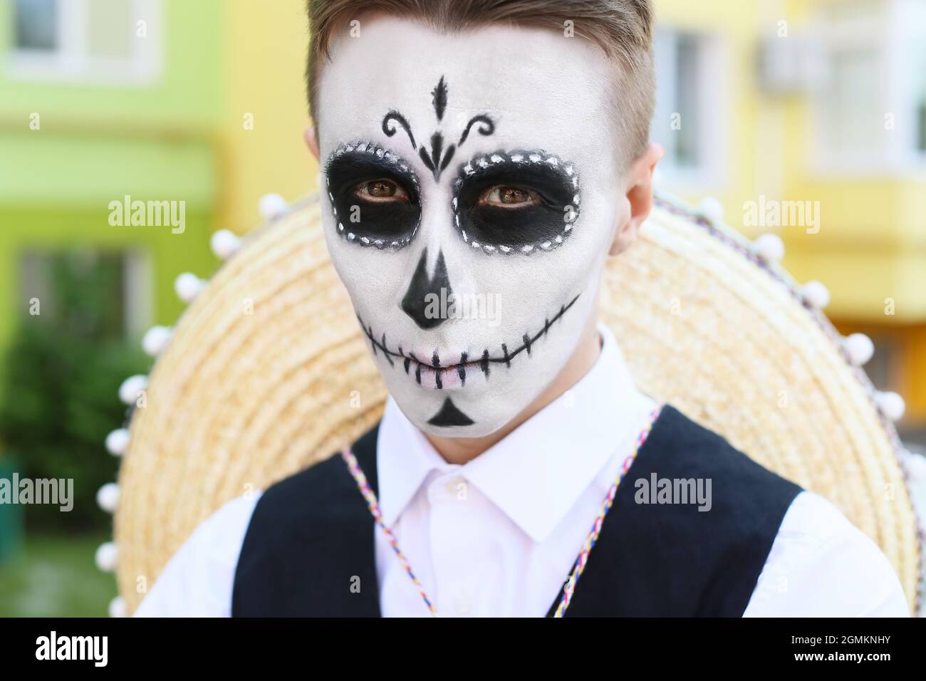 Hombre joven con cráneo pintado en su cara al aire libre. Celebración del  Día de los Muertos de México (El Dia de Muertos Fotografía de stock - Alamy