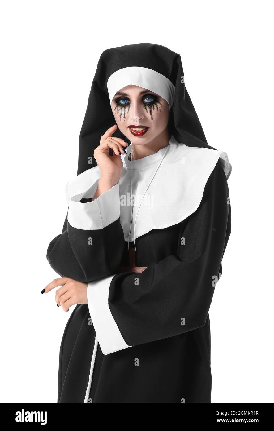 Mujer vestida para Halloween como monja sobre fondo blanco Fotografía de  stock - Alamy