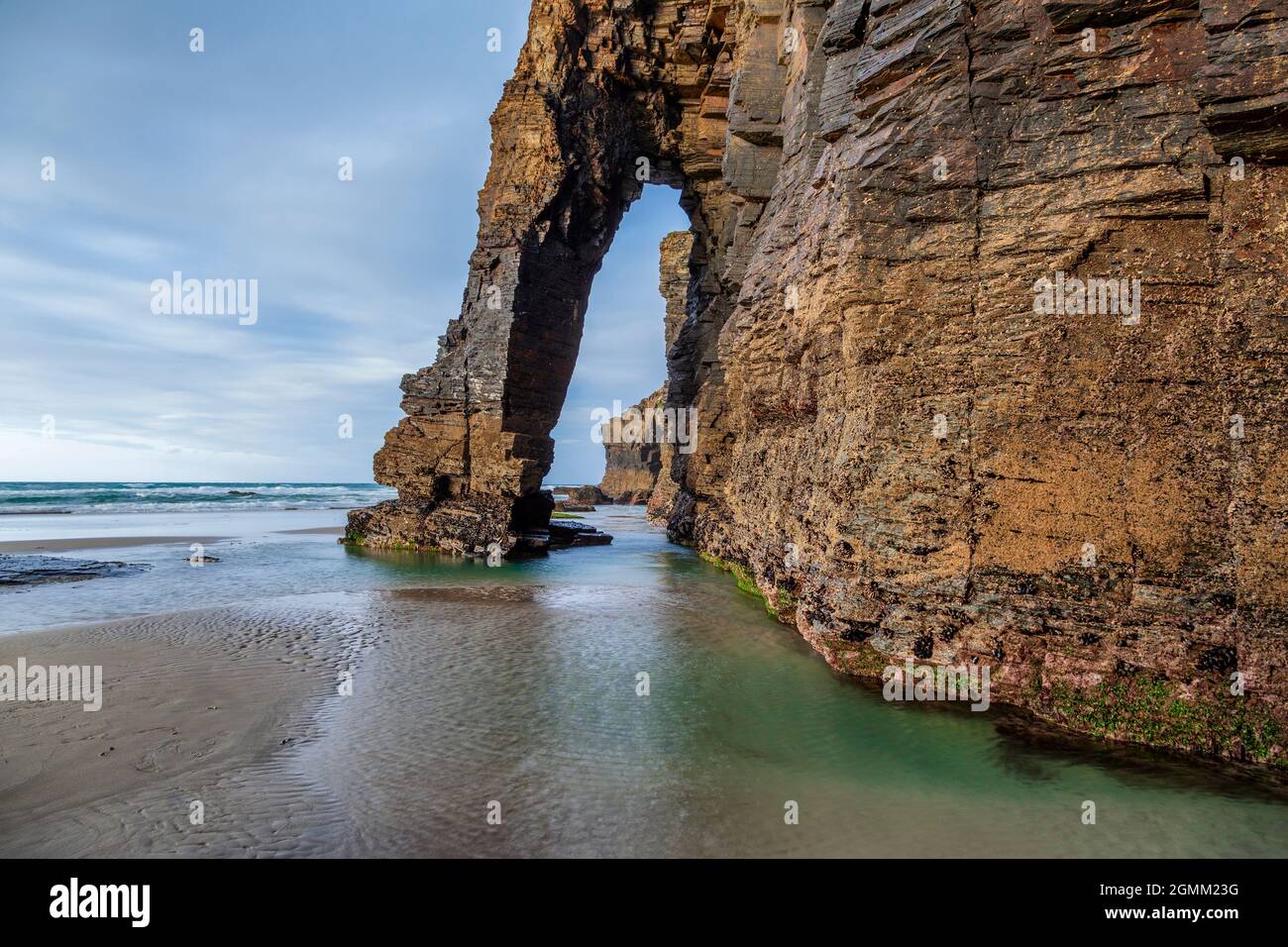 Las hermosas formaciones rocosas de la playa de las Catedrales. Lugo, Galicia, España Foto de stock