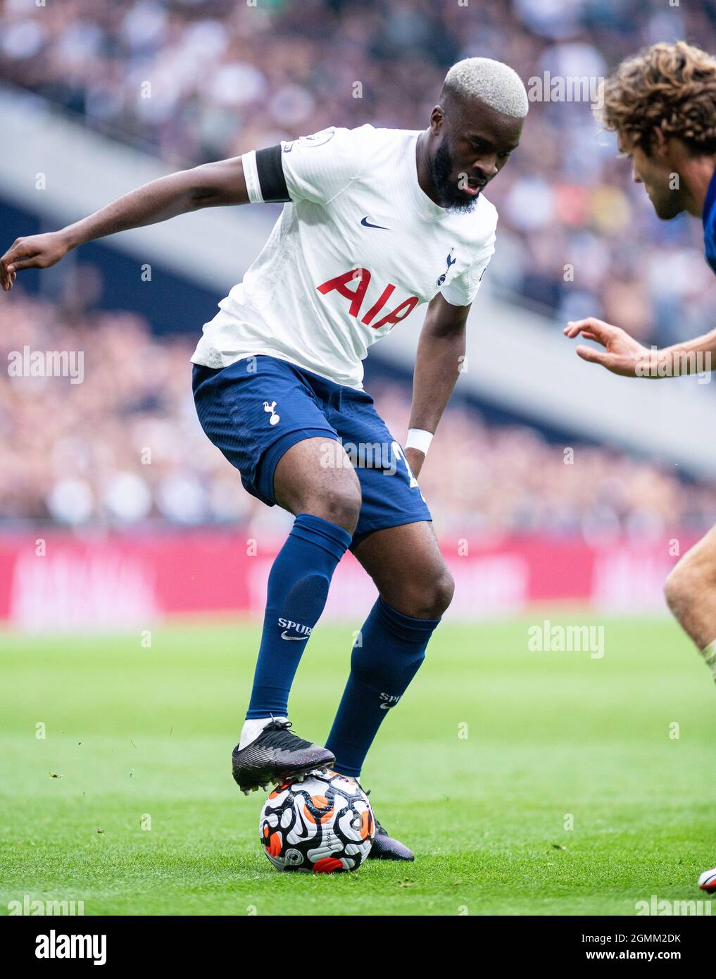 LONDRES, INGLATERRA - 19 DE SEPTIEMBRE: Tanguy Ndombele durante el partido de la Premier League entre Tottenham Hotspur y Chelsea en el Tottenham Hotspur Stadium On Foto de stock