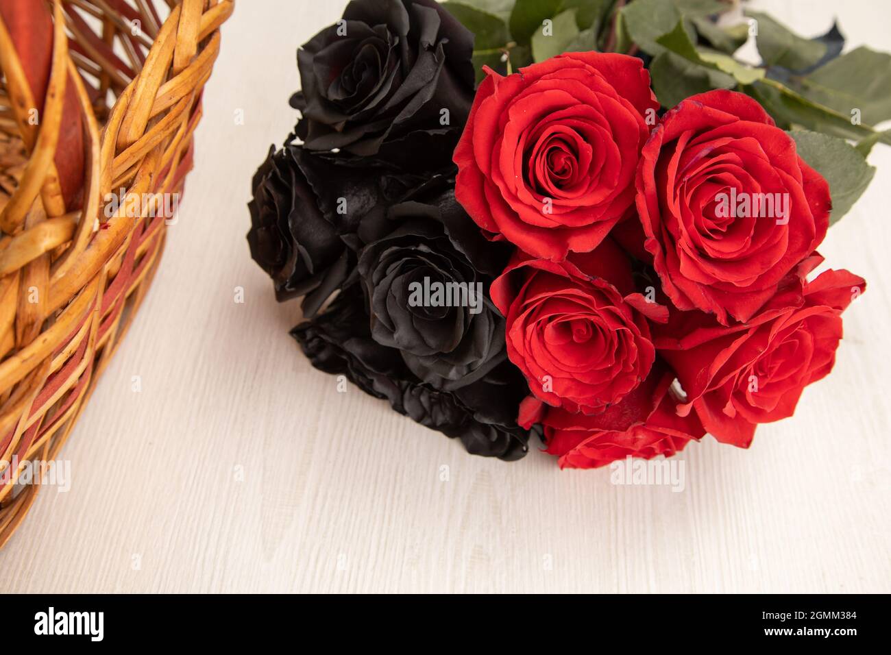 bouquet con flores negras y rojas, junto a una cesta, hermosa decoración  romántica con belleza de la naturaleza en una mesa, detalle de los pétalos  en estudio Fotografía de stock - Alamy