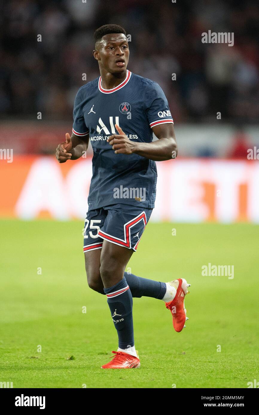 Nuno Mendes de Paris Saint-Germain en acción durante el partido Ligue 1  Uber Eats entre Paris Saint Germain y Lyon en Parc des Princes, el 19 de  septiembre de 2021 en París,