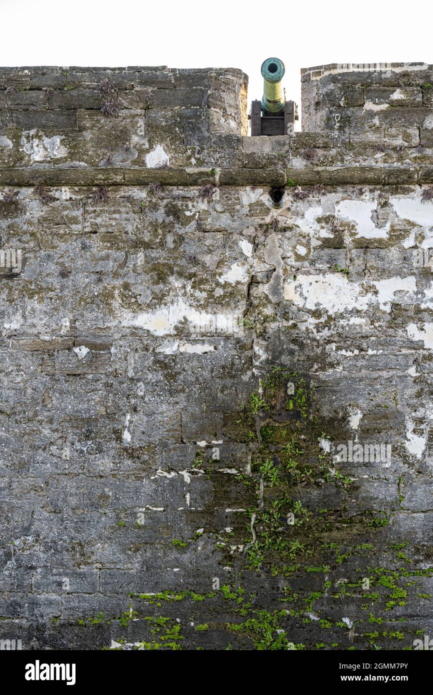 Cañón español visto a través de la construcción de un muro de fortaleza en el Castillo de San Marcos a lo largo de la bahía de Matanzas en la histórica St. Augustine, Florida. (EE. UU.) Foto de stock