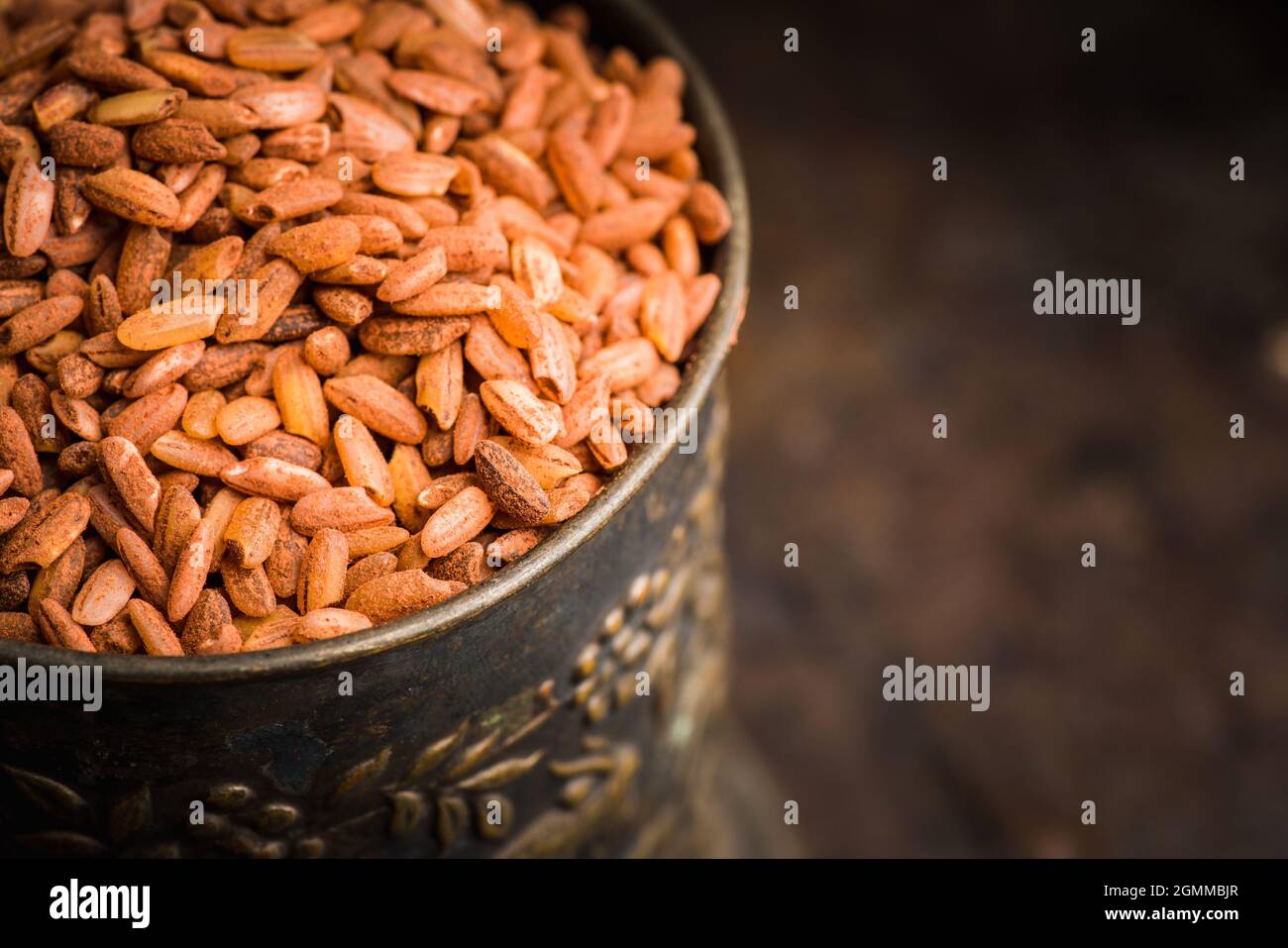 Arroz rojo crudo Dev-zira en la mesa de la cocina. Enfoque selectivo.  Profundidad de campo reducida Fotografía de stock - Alamy