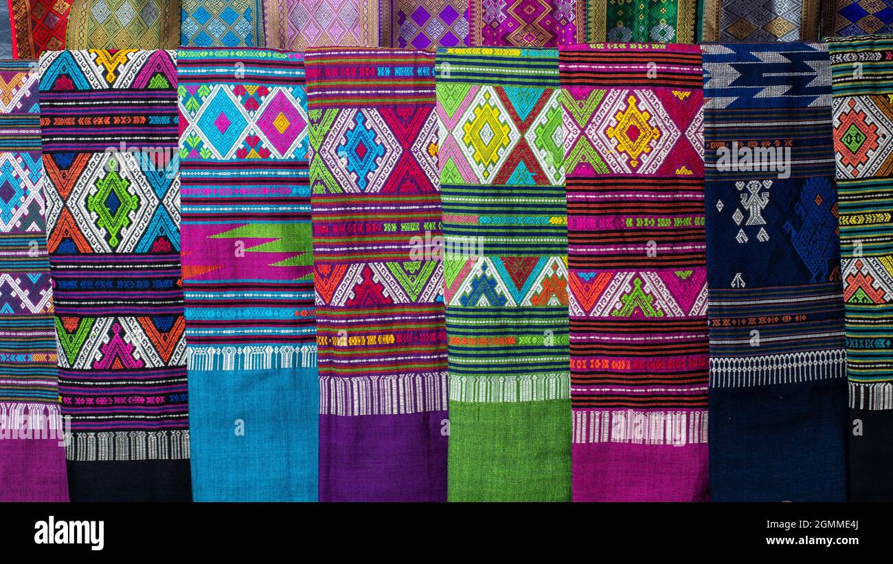 Sarongs bordados disponibles en venta en el mercado nocturno de Luang Prabang, Laos Foto de stock