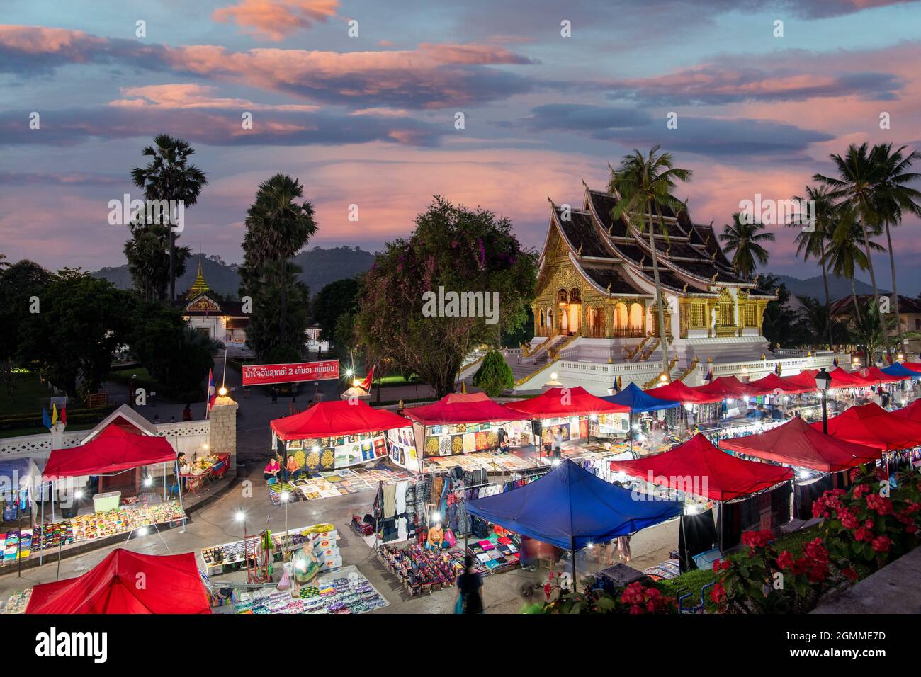 Un mercado nocturno en Luang Prabang tuvo lugar frente al Palacio Real Foto de stock