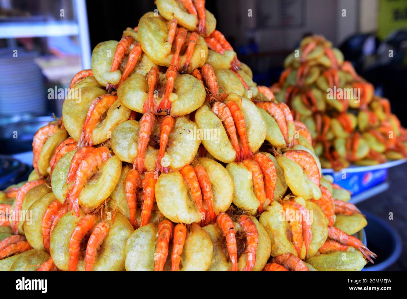 Banh Tom ( Vietnamita pastel de camarones fritos ) es un popular plato de  comida callejera en Hanoi, Vietnam Fotografía de stock - Alamy